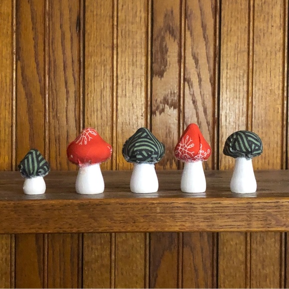 5 Extra-Small Christmas Mushrooms - Christmas Decor - Woodland Christmas - Picture 1 of 14